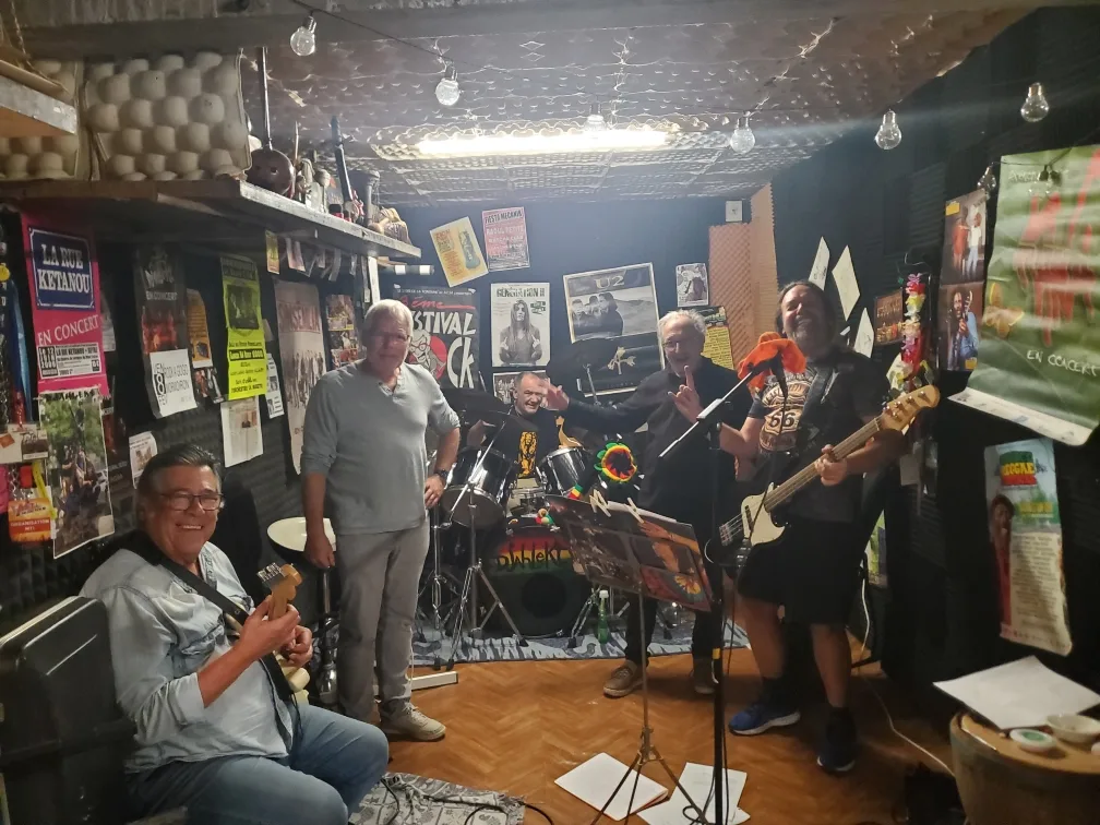 Nigel Ball in repetitie met muzikanten in Pont-Saint-Esprit, Frankrijk